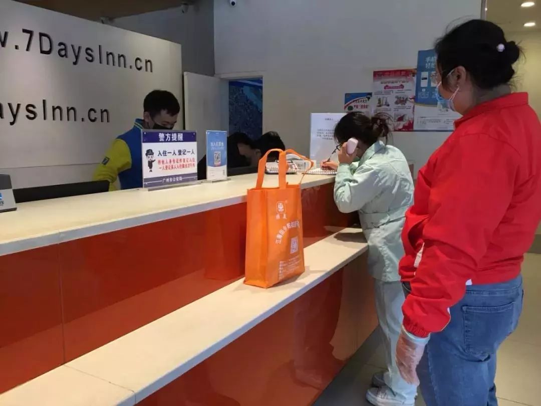 志愿者入户帮残疾人打扫服务活动,跑腿工作地推