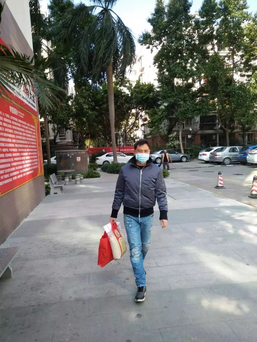 志愿者入户帮残疾人打扫服务活动,跑腿工作地推