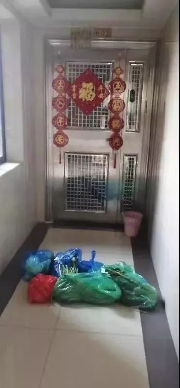 志愿者入户帮残疾人打扫服务活动,跑腿工作地推