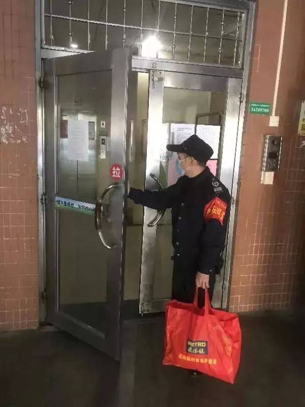 志愿者入户帮残疾人打扫服务活动,跑腿工作地推