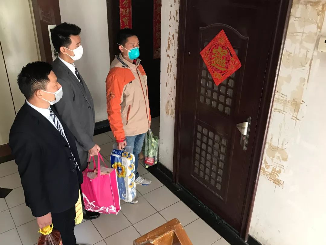 志愿者入户帮残疾人打扫服务活动,跑腿工作地推