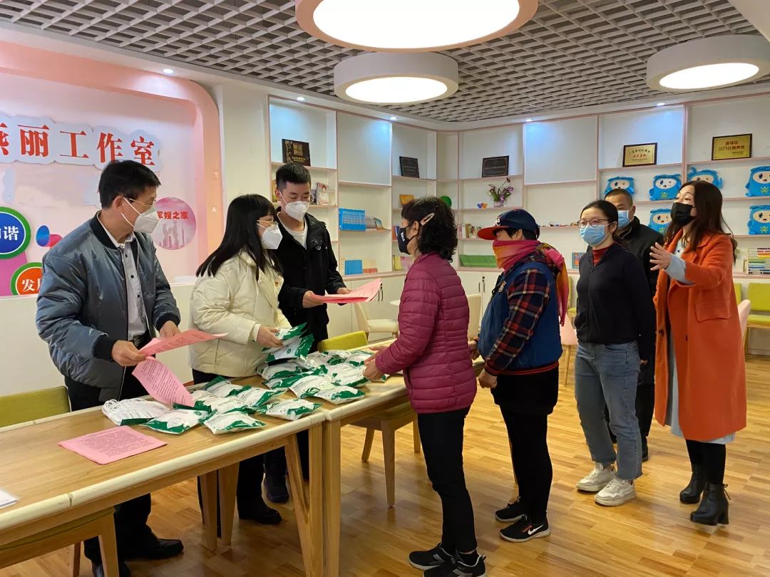 志愿者入户帮残疾人打扫服务活动,跑腿工作地推