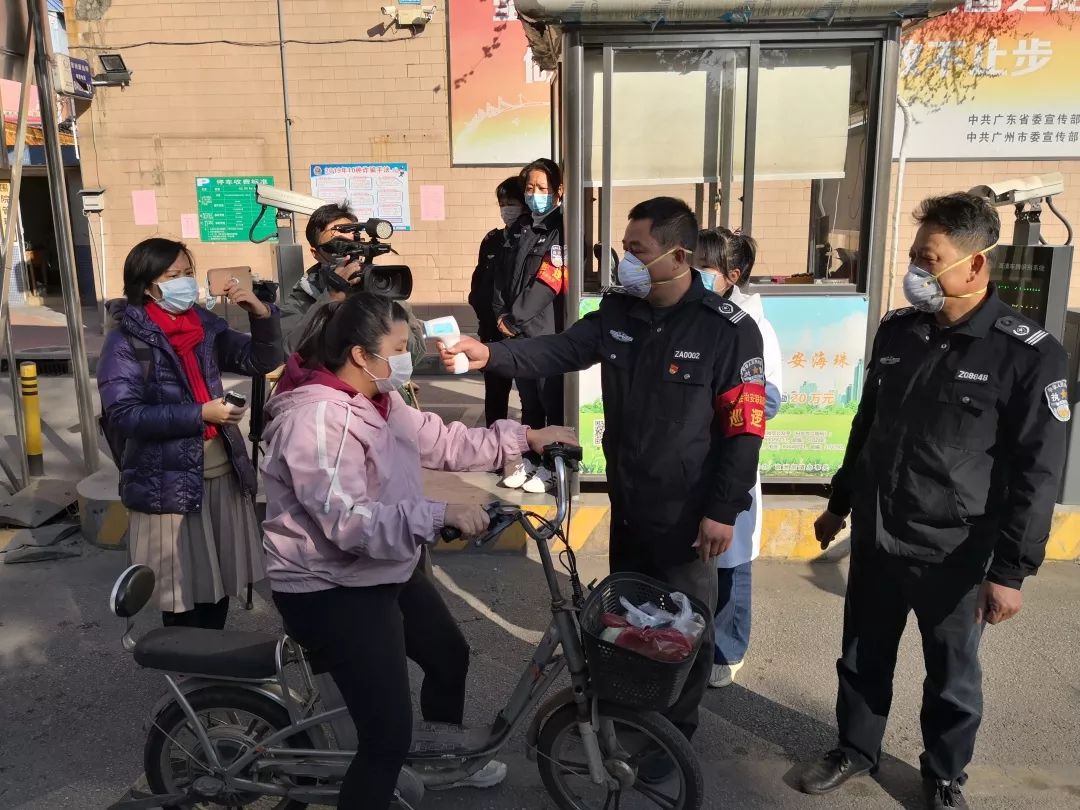 志愿者入户帮残疾人打扫服务活动,跑腿工作地推