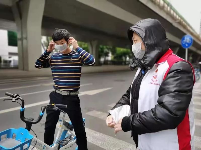 志愿者入户帮残疾人打扫服务活动,跑腿工作地推