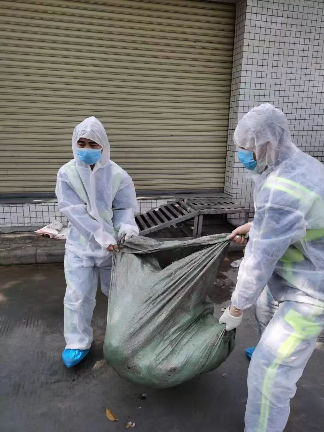 志愿者入户帮残疾人打扫服务活动,跑腿工作地推