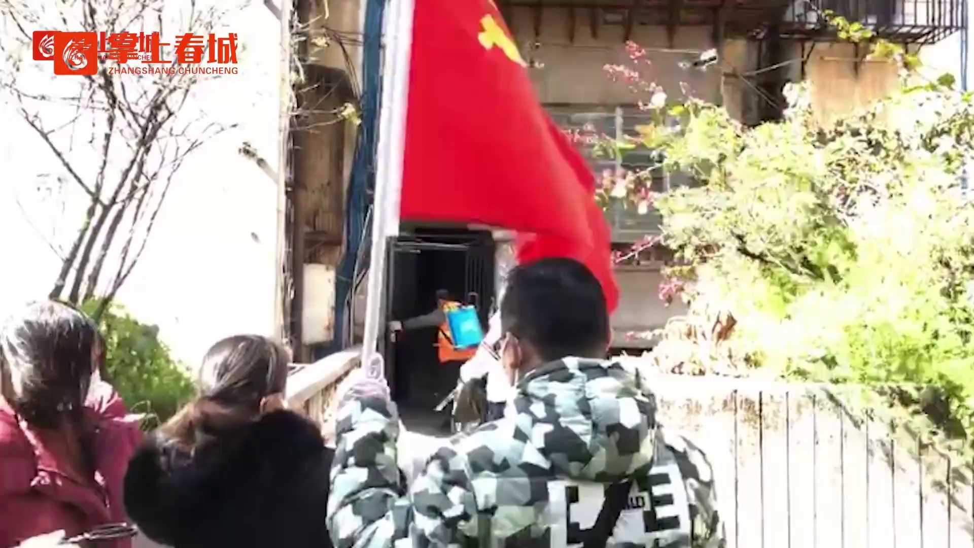 党旗飘扬亮底色抗疫一线显担当,党旗在抗疫一线高高飘扬宣传报道