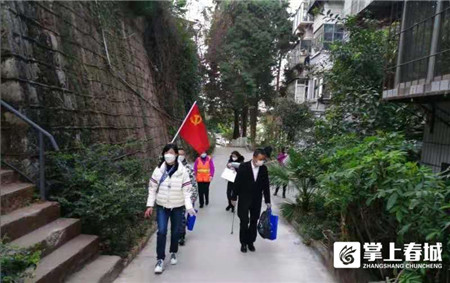 党旗飘扬亮底色抗疫一线显担当,党旗在抗疫一线高高飘扬宣传报道