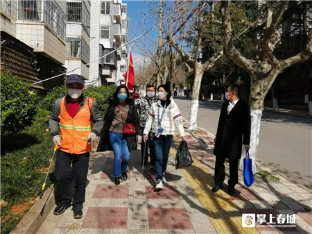 党旗飘扬亮底色抗疫一线显担当,党旗在抗疫一线高高飘扬宣传报道