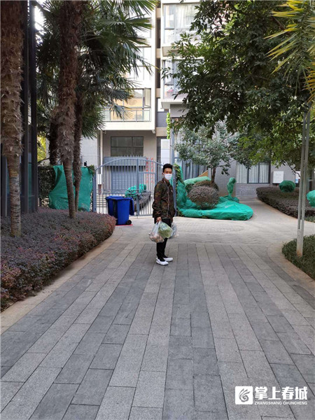 党旗飘扬亮底色抗疫一线显担当,党旗在抗疫一线高高飘扬宣传报道