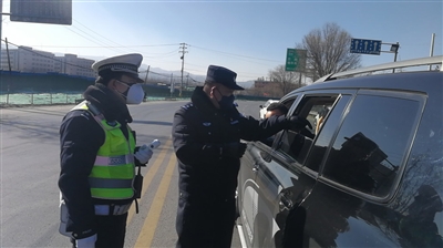 警徽闪耀疫情面前誓做群众守门人,警徽在疫线上闪耀