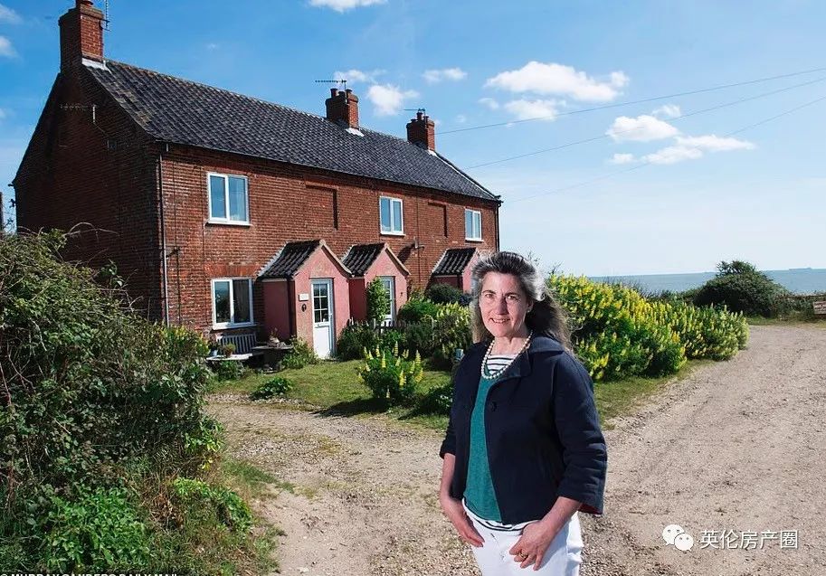 原本是面朝大海最美的崖边别墅，现在却要被大海吞没...英国这岛是越来越小了...