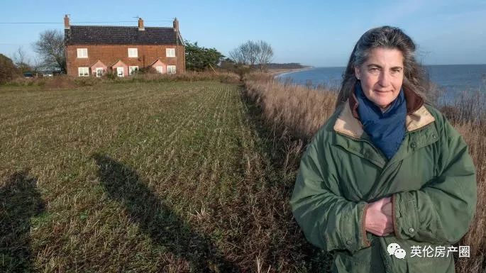 原本是面朝大海最美的崖边别墅，现在却要被大海吞没...英国这岛是越来越小了...