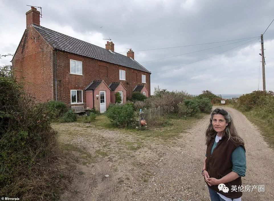 原本是面朝大海最美的崖边别墅，现在却要被大海吞没...英国这岛是越来越小了...