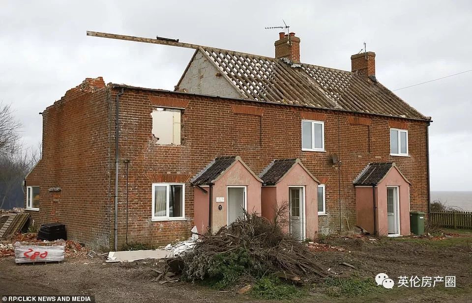 原本是面朝大海最美的崖边别墅，现在却要被大海吞没...英国这岛是越来越小了...