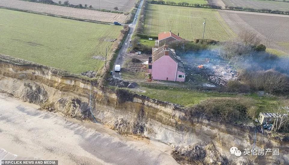 原本是面朝大海最美的崖边别墅，现在却要被大海吞没...英国这岛是越来越小了...