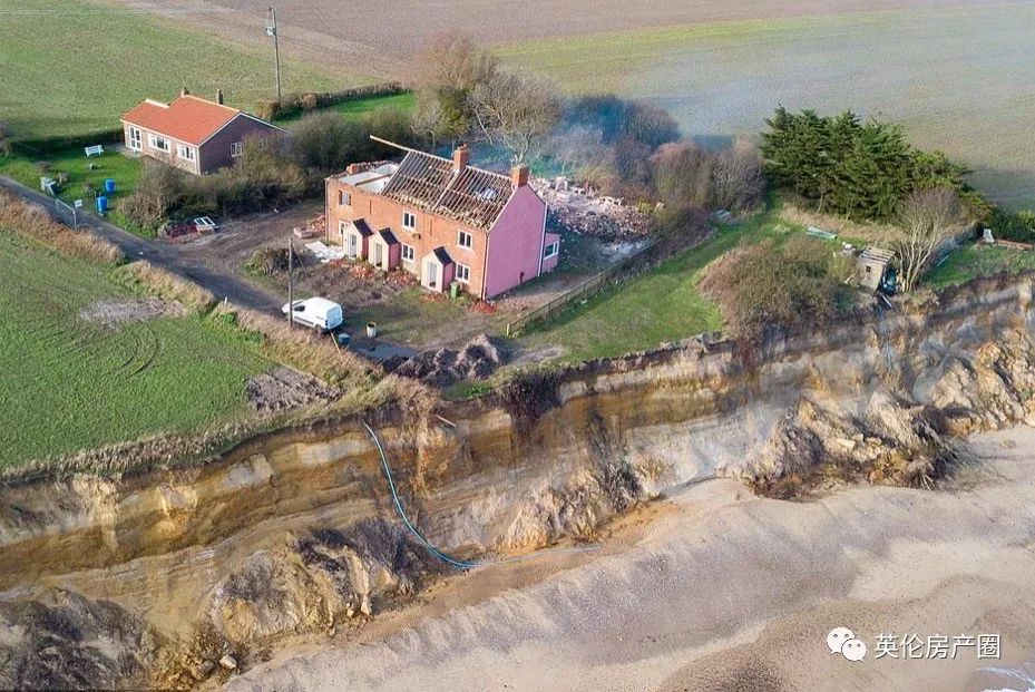 原本是面朝大海最美的崖边别墅，现在却要被大海吞没...英国这岛是越来越小了...