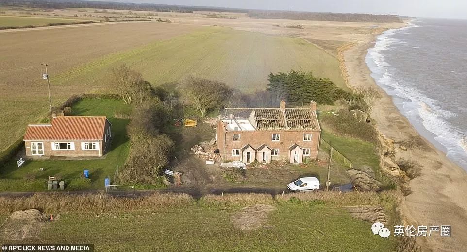 原本是面朝大海最美的崖边别墅，现在却要被大海吞没...英国这岛是越来越小了...