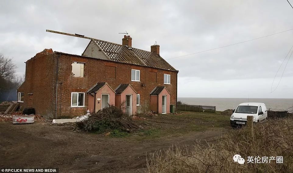 原本是面朝大海最美的崖边别墅，现在却要被大海吞没...英国这岛是越来越小了...