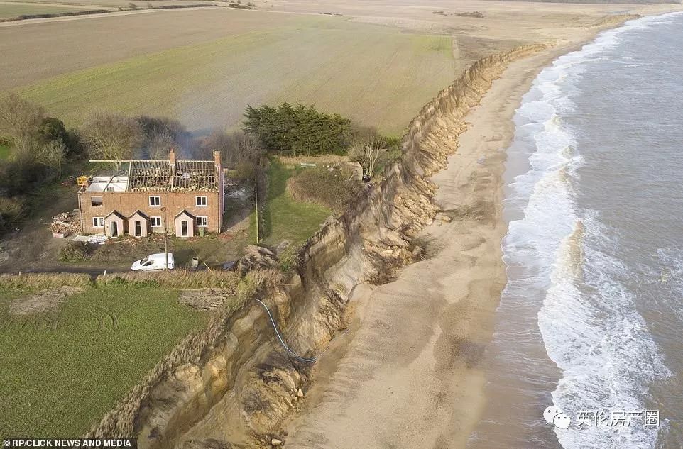 原本是面朝大海最美的崖边别墅，现在却要被大海吞没...英国这岛是越来越小了...