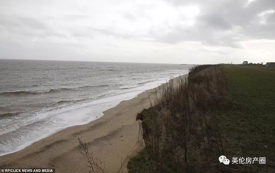 原本是面朝大海最美的崖边别墅，现在却要被大海吞没...英国这岛是越来越小了...