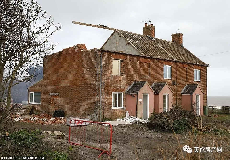 原本是面朝大海最美的崖边别墅，现在却要被大海吞没...英国这岛是越来越小了...