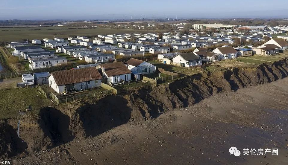 原本是面朝大海最美的崖边别墅，现在却要被大海吞没...英国这岛是越来越小了...