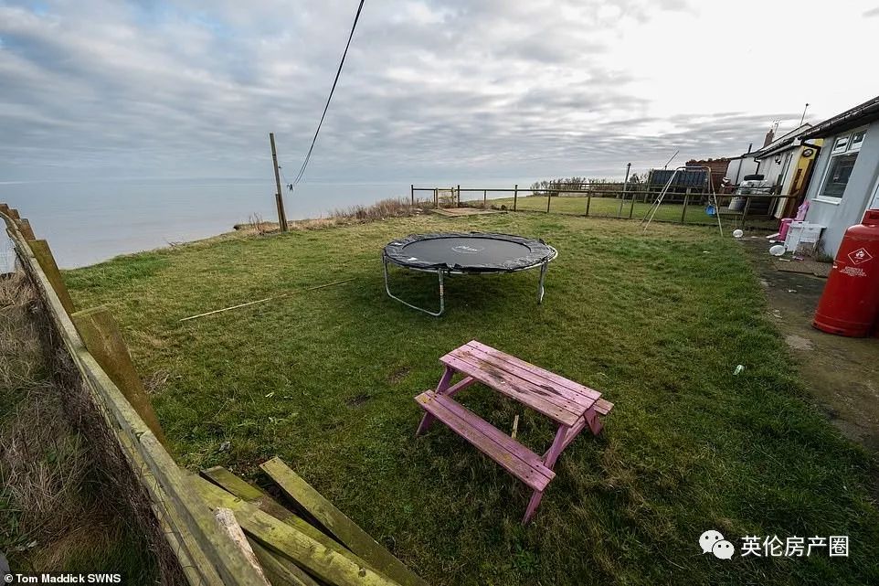 原本是面朝大海最美的崖边别墅，现在却要被大海吞没...英国这岛是越来越小了...