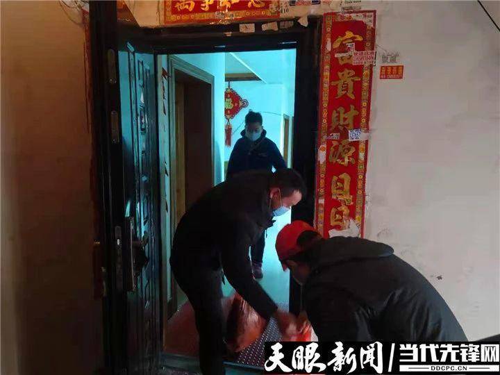 志愿者变身代购员便民举措暖人心,网格员变身快递员爱心服务暖人心