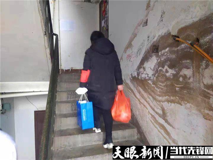 志愿者变身代购员便民举措暖人心,网格员变身快递员爱心服务暖人心