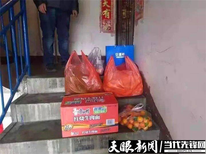 志愿者变身代购员便民举措暖人心,网格员变身快递员爱心服务暖人心