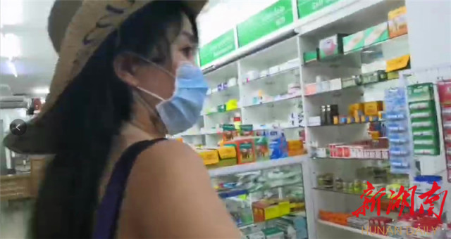 龙山夫妻曼谷“扫街”买口罩：“一定要尽快带回去！”