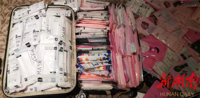 龙山夫妻曼谷“扫街”买口罩：“一定要尽快带回去！”