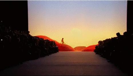 知道你们无聊,于是请来这些时装大师,陪你们一起宅在家中