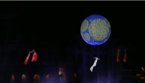 知道你们无聊,于是请来这些时装大师,陪你们一起宅在家中