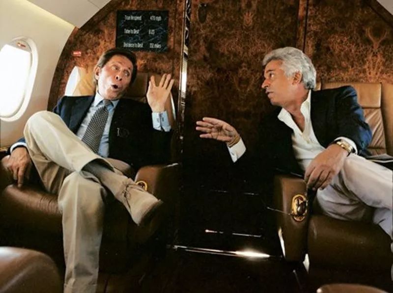 知道你们无聊,于是请来这些时装大师,陪你们一起宅在家中