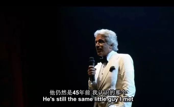 知道你们无聊,于是请来这些时装大师,陪你们一起宅在家中