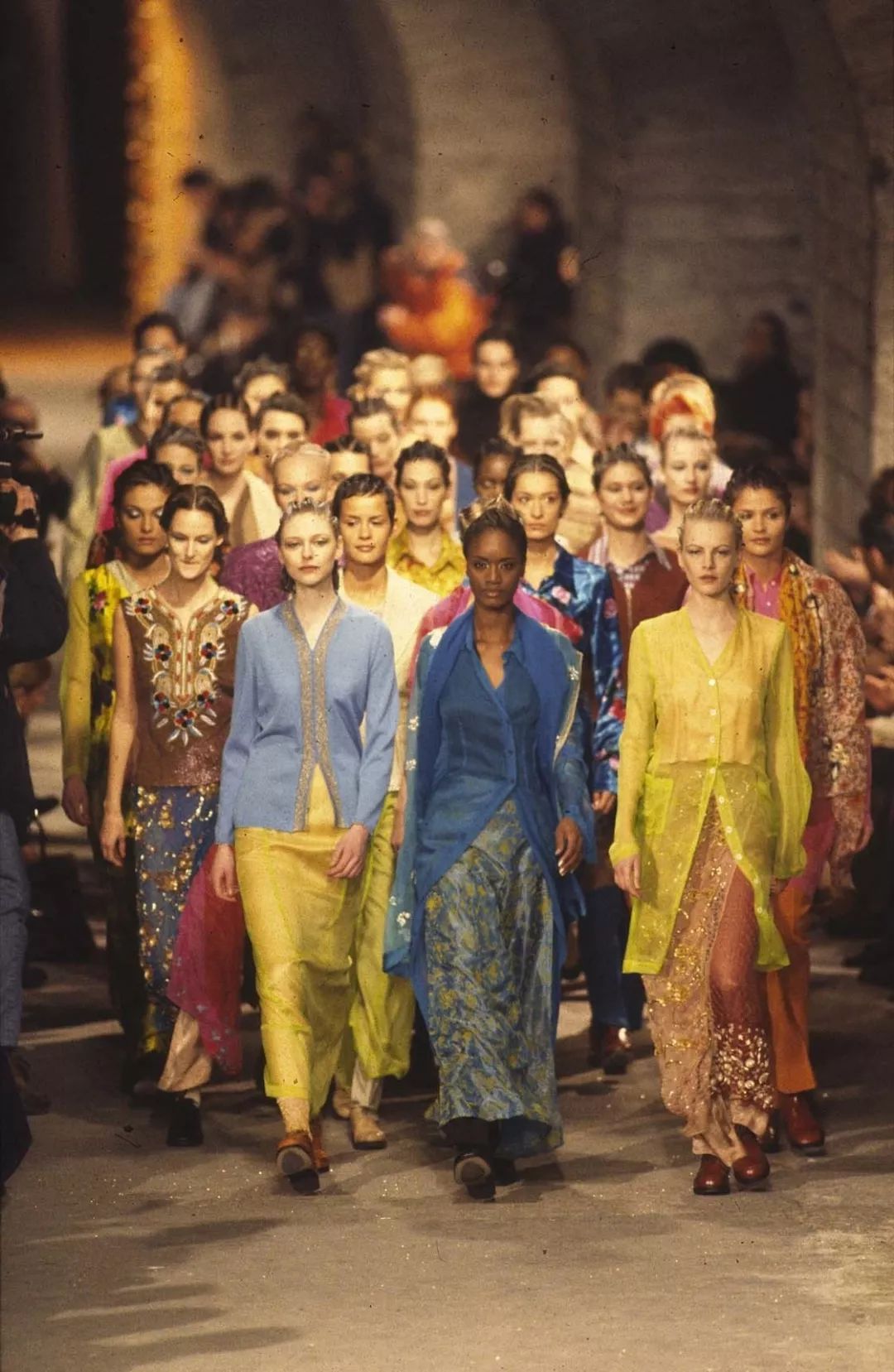 知道你们无聊,于是请来这些时装大师,陪你们一起宅在家中