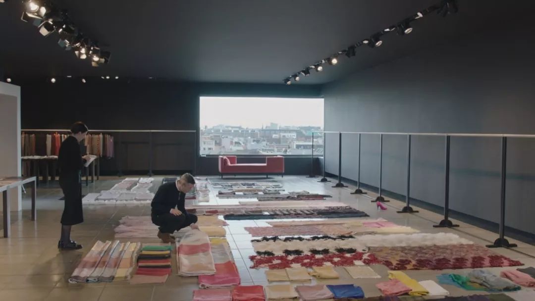 知道你们无聊,于是请来这些时装大师,陪你们一起宅在家中