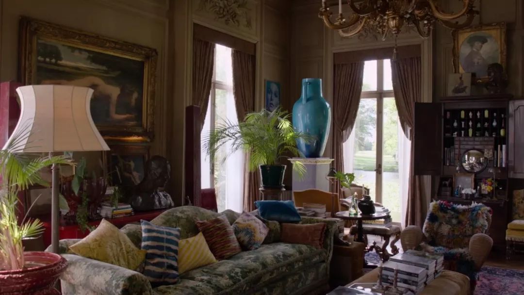 知道你们无聊,于是请来这些时装大师,陪你们一起宅在家中