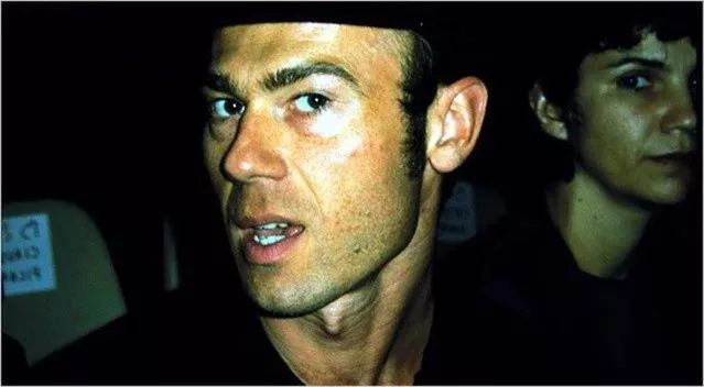 知道你们无聊,于是请来这些时装大师,陪你们一起宅在家中