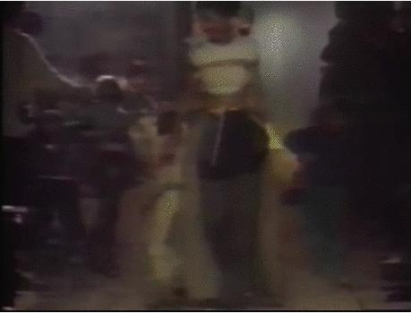 知道你们无聊,于是请来这些时装大师,陪你们一起宅在家中