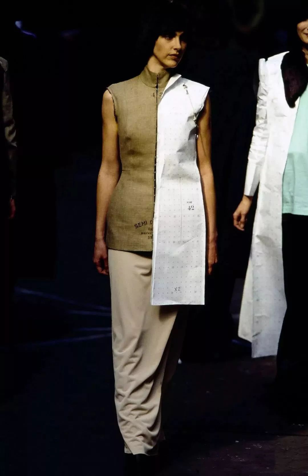 知道你们无聊,于是请来这些时装大师,陪你们一起宅在家中