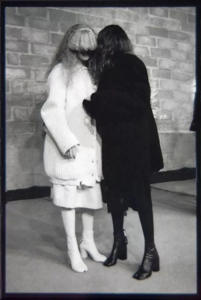 知道你们无聊,于是请来这些时装大师,陪你们一起宅在家中