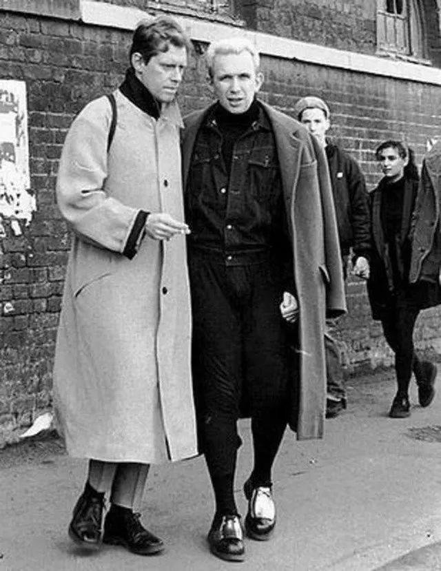 知道你们无聊,于是请来这些时装大师,陪你们一起宅在家中