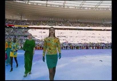 知道你们无聊,于是请来这些时装大师,陪你们一起宅在家中