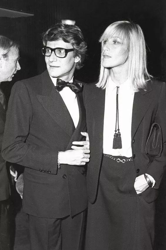 知道你们无聊,于是请来这些时装大师,陪你们一起宅在家中