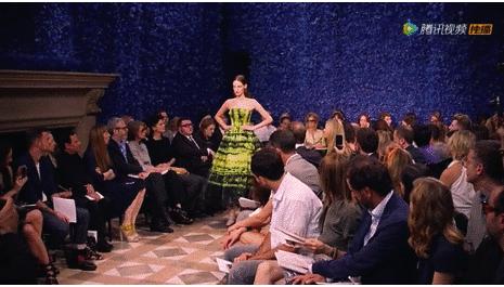 知道你们无聊,于是请来这些时装大师,陪你们一起宅在家中