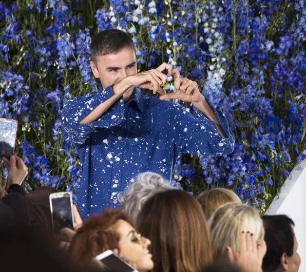 知道你们无聊,于是请来这些时装大师,陪你们一起宅在家中