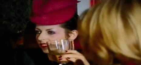 知道你们无聊,于是请来这些时装大师,陪你们一起宅在家中