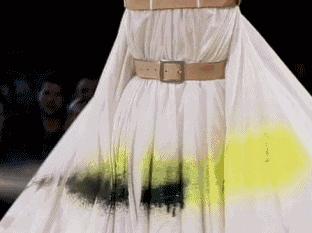 知道你们无聊,于是请来这些时装大师,陪你们一起宅在家中